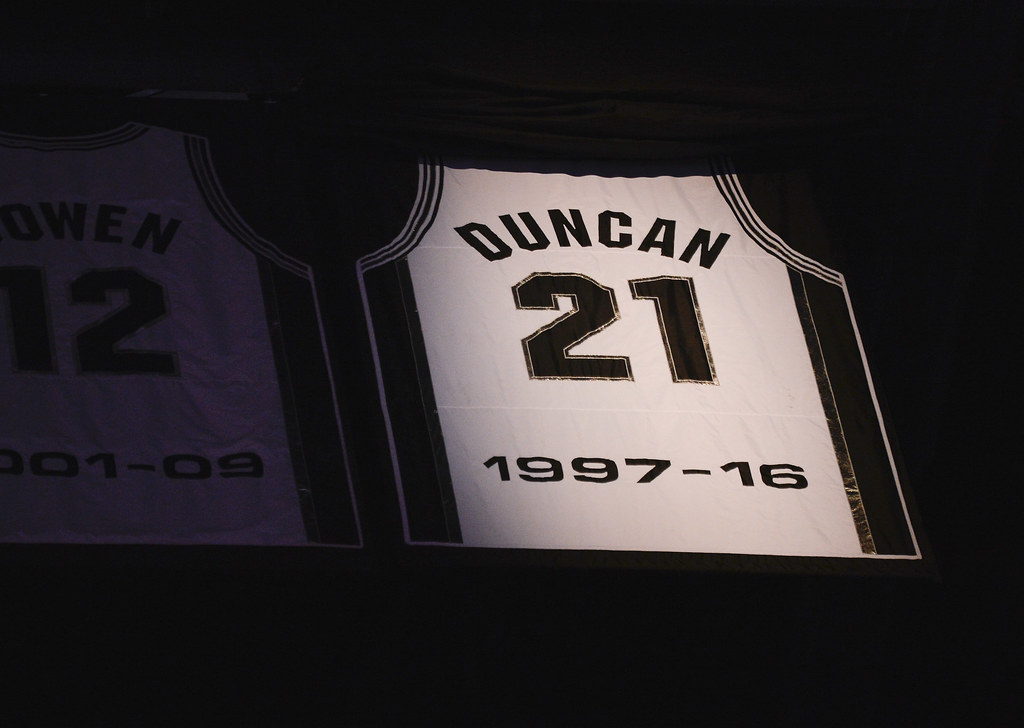 Tim Duncan的21號球衣高掛。(達志影像)