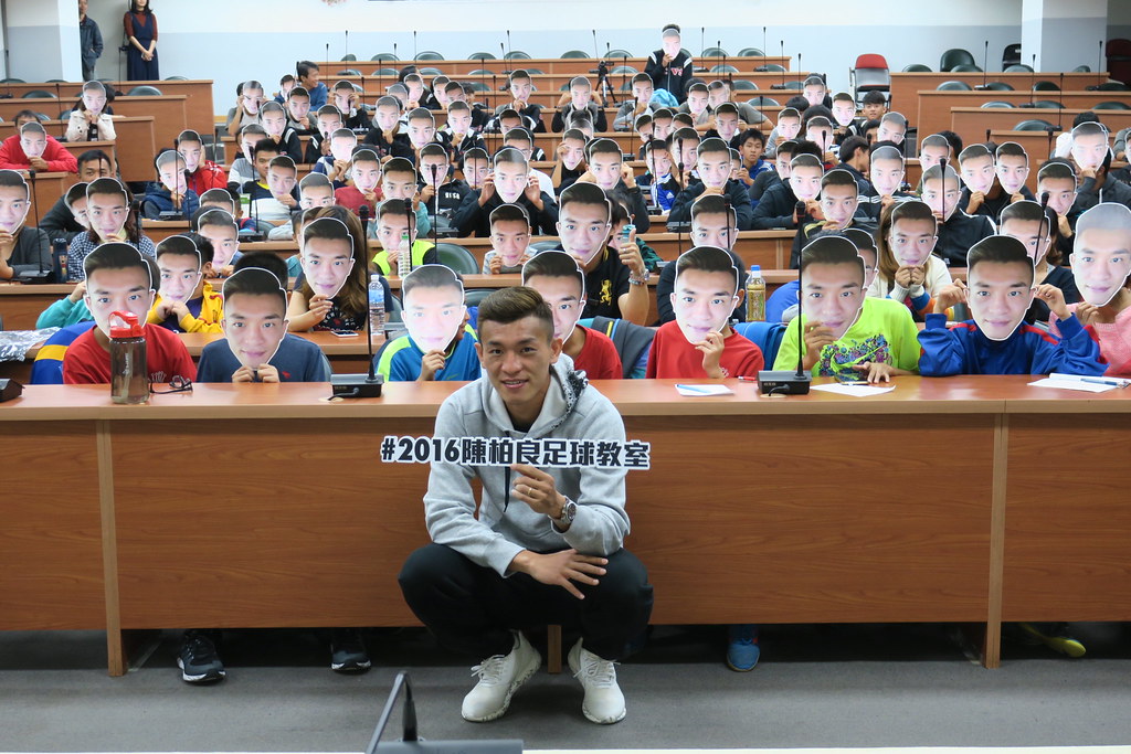 旅外足球好手陳柏良返母校中正高工舉行足球教室。(國訓中心提供)