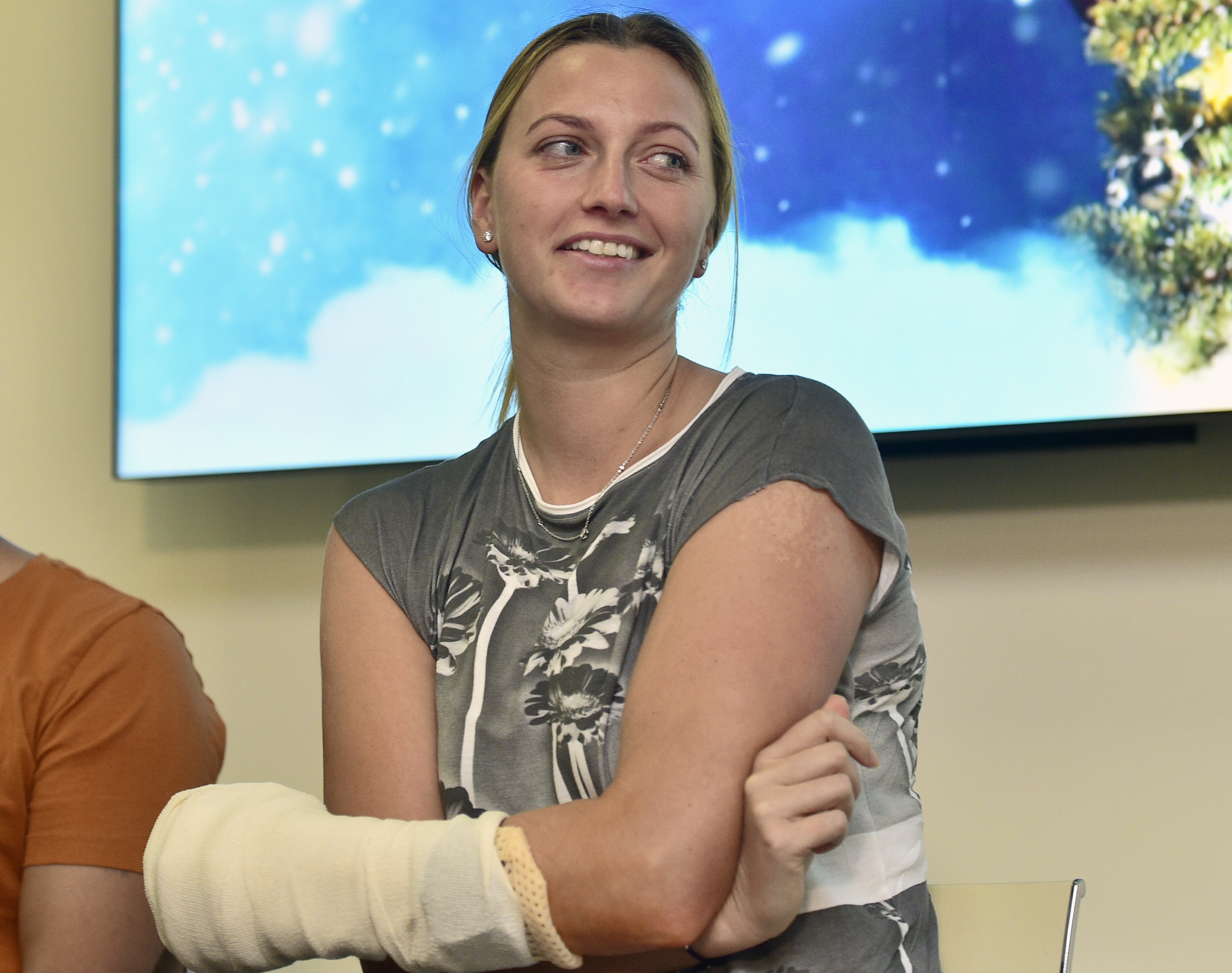 左手包著繃帶的Petra Kvitova，接受媒體訪問仍露出笑容。（達志影像）