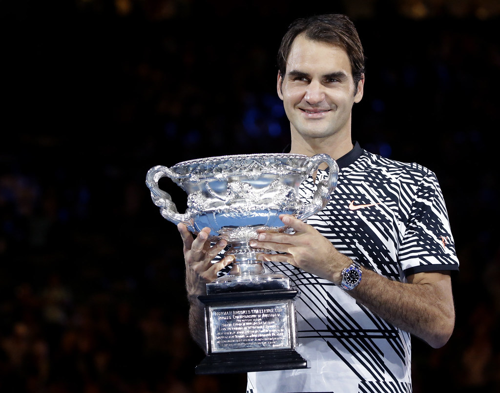 Roger Federer開心與澳網獎盃合影。（達志影像）