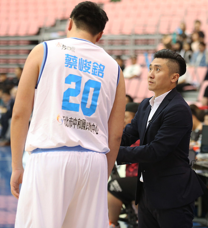 達欣總教練范耿祥（右）面對今天的輸球結果不擔心。（籃協提供）