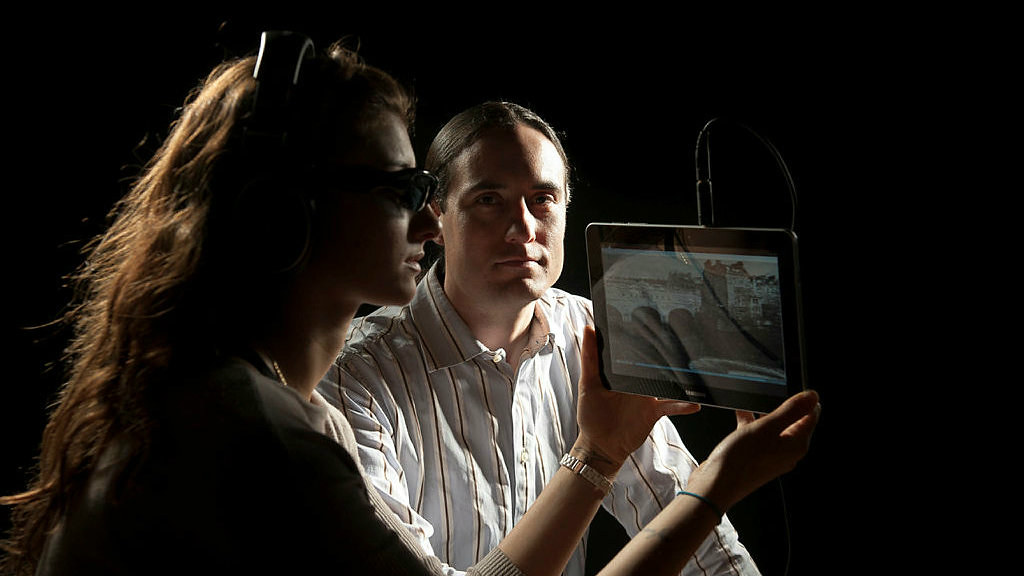 Proulx博士的创新工作专注于如何让盲人“看到”世界, 将心理学和计算机科学结合起来.