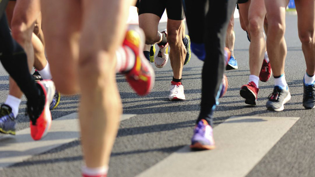 鼓励参加长跑比赛的跑步者确保他们在比赛前和比赛中补充碳水化合物.
