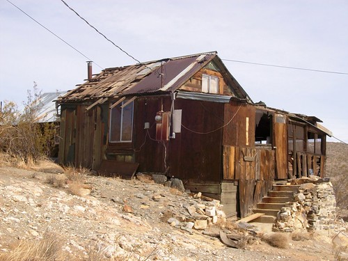 Ramshackle house on the outskirts of Randsburg ghost town, CA (randsburg36xy) | by mlhradio
