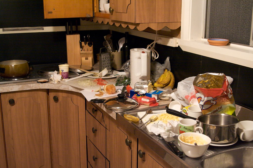 Домохозяюшка раскладывает посуду без ничего и на камеру