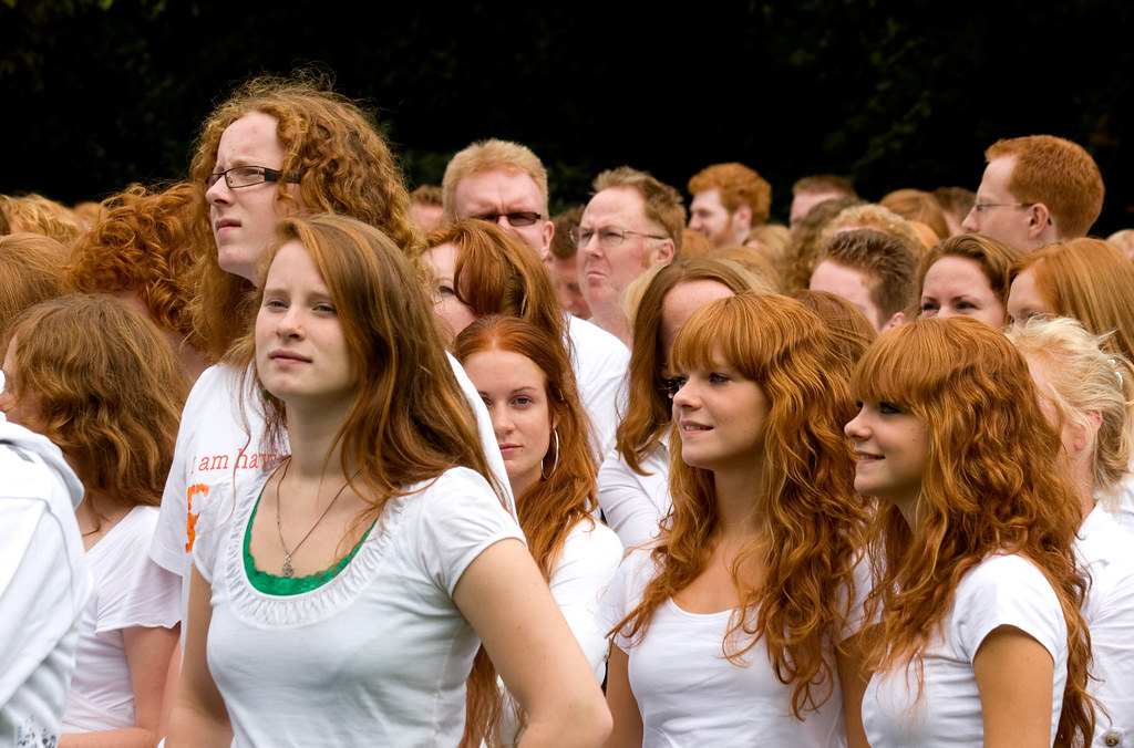 Мамка с рыжими волосами и брюнетка участвуют в групповухе от первого лица