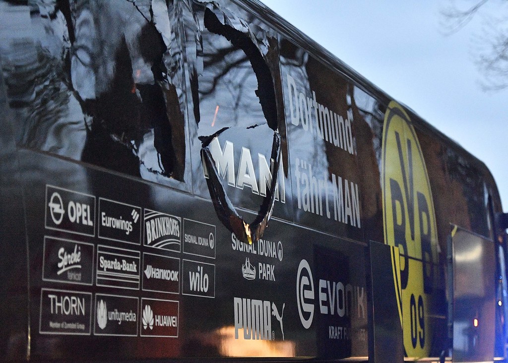多特蒙德巴士受到爆炸案影響導致車身受損。(達志影像)
