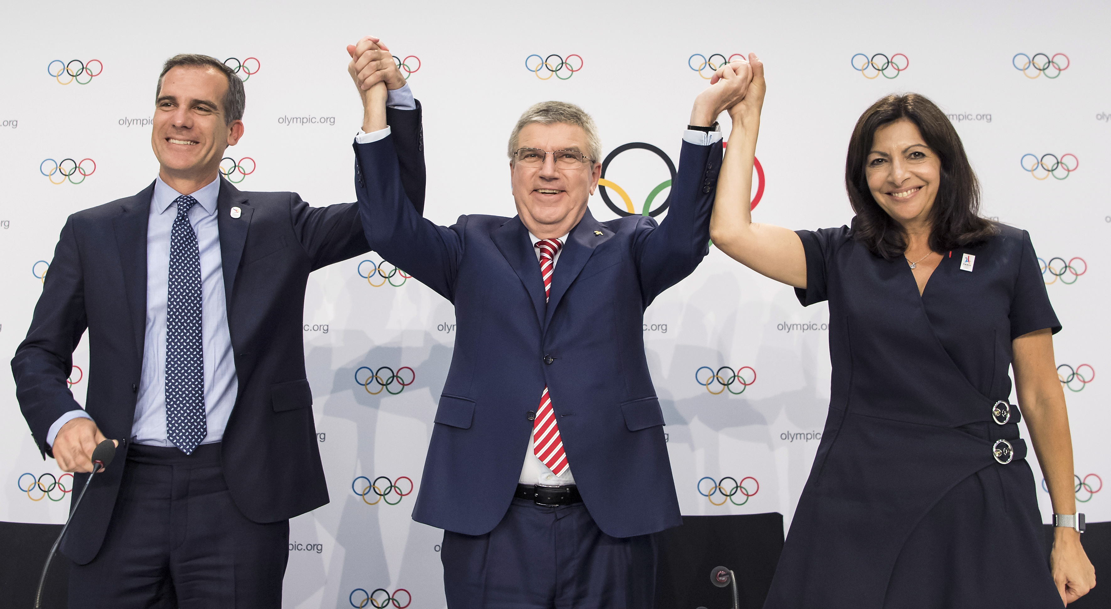 洛杉磯市長Eric Garcetti（圖左起）、國際奧會會長Tomas Bach與巴黎市長Anne Hidalgo。（達志影像資料照）
