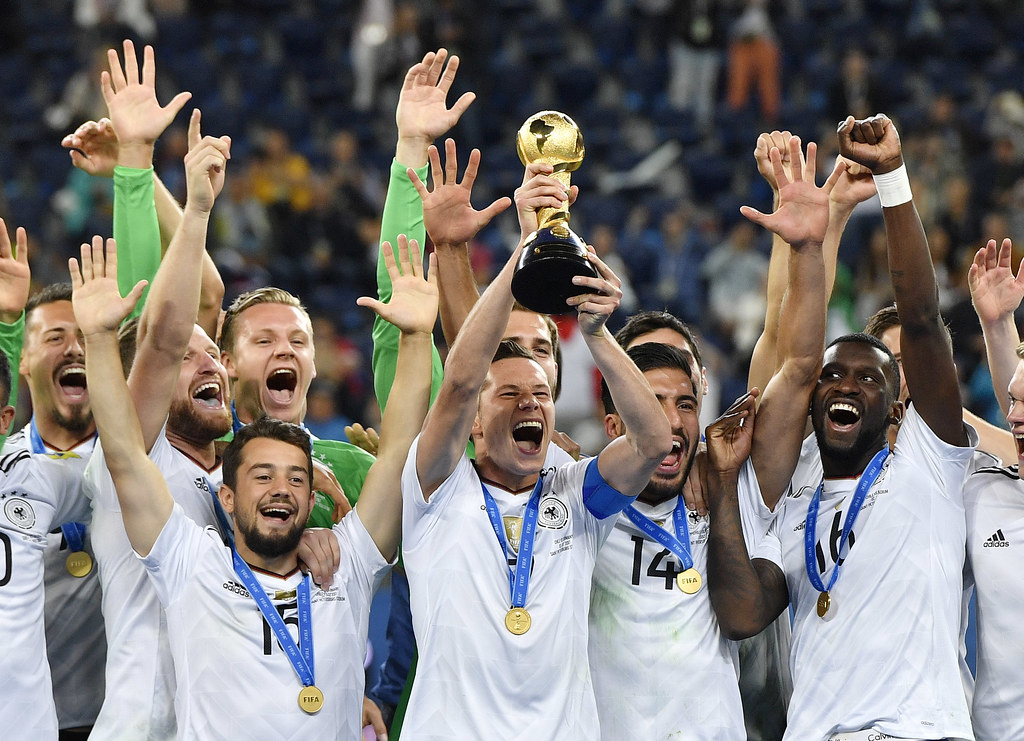 德國球員高捧聯合會盃冠軍獎唄。（達志影像）