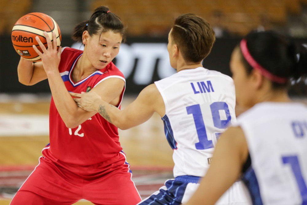 朝鮮隊Ro Suk Yong（持球者）。（FIBA資料照）