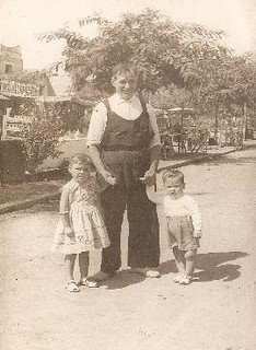 Baptista Bel amb els seus néts, Rosa i Ignasi Calderé.