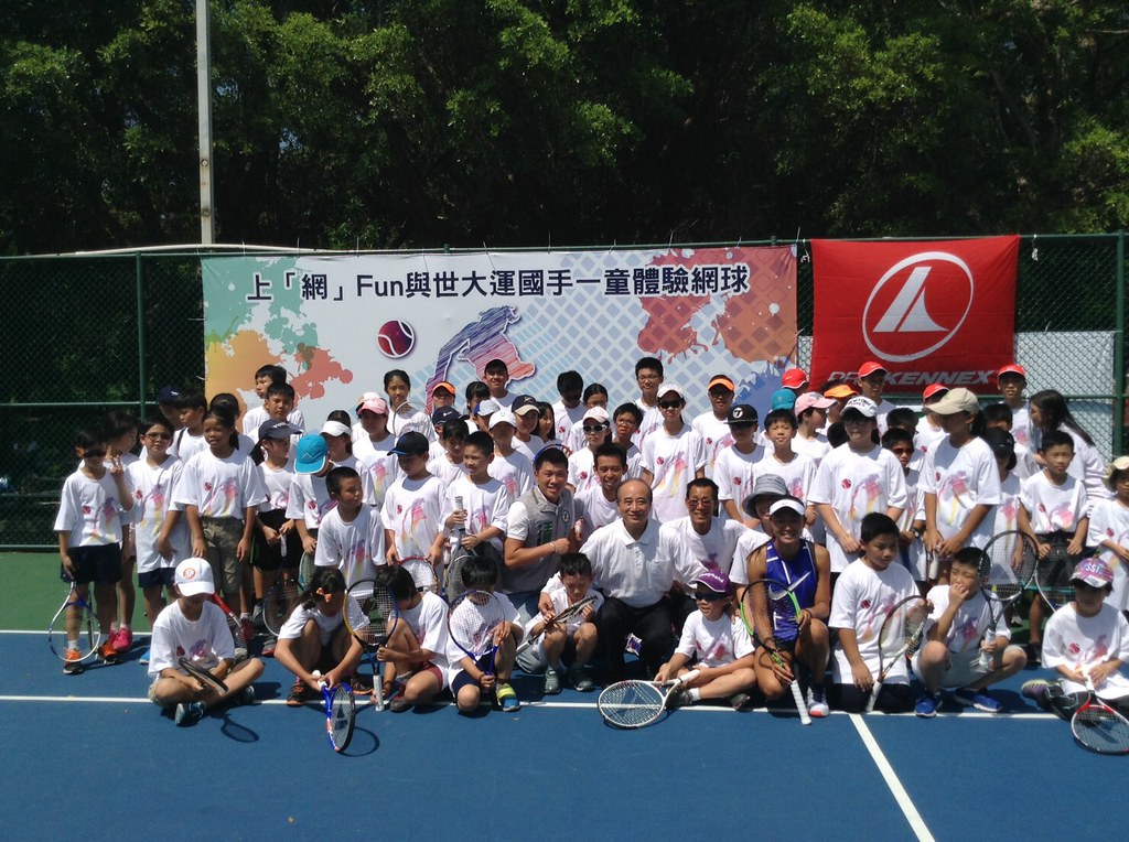 前立法院院長王金平擔任「上『網』Fun  與世大運國手一童體驗網球」的神秘嘉賓。（王金平提供）