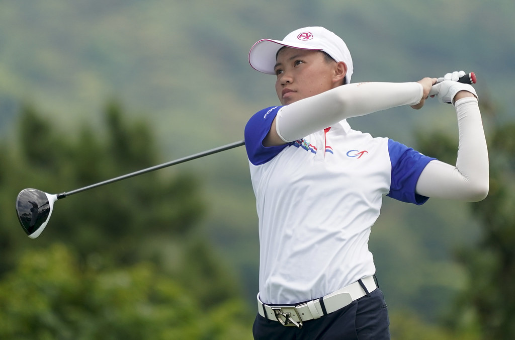 高爾夫球中華隊女子組陳萱揮出成績低於標準桿五桿的67桿，個人成績暫居第二，也領軍中華女團成績排名第二。（世大運組委會提供）