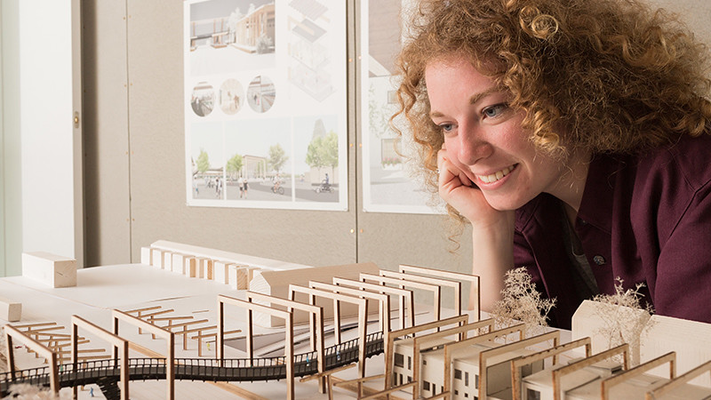 杰玛和她的巴兹尔·斯宾塞项目，牛津新火车站的模型