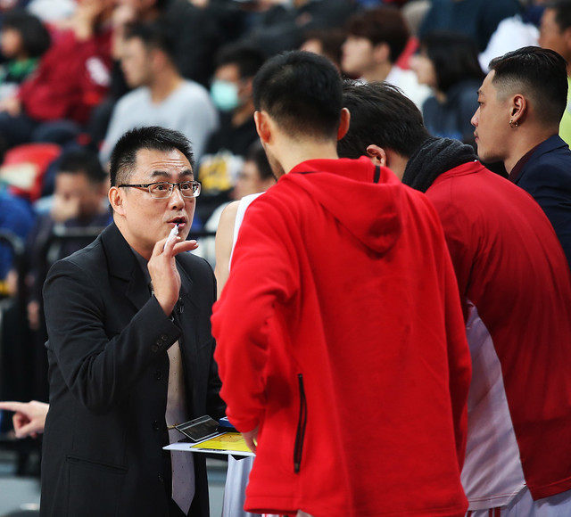 台銀總教練韋陳明（圖左1）仍信心喊話不會放棄任何機會。（籃協資料照）