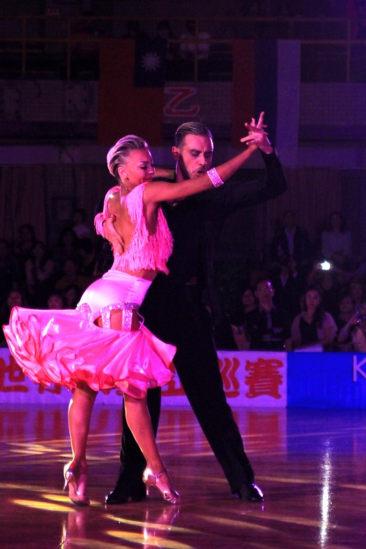 黑池拉丁冠軍代表美國拉丁舞世界冠軍Ferdinando Iannaccone與Yulia Musikhina。（國際運動舞蹈發展協會提供）