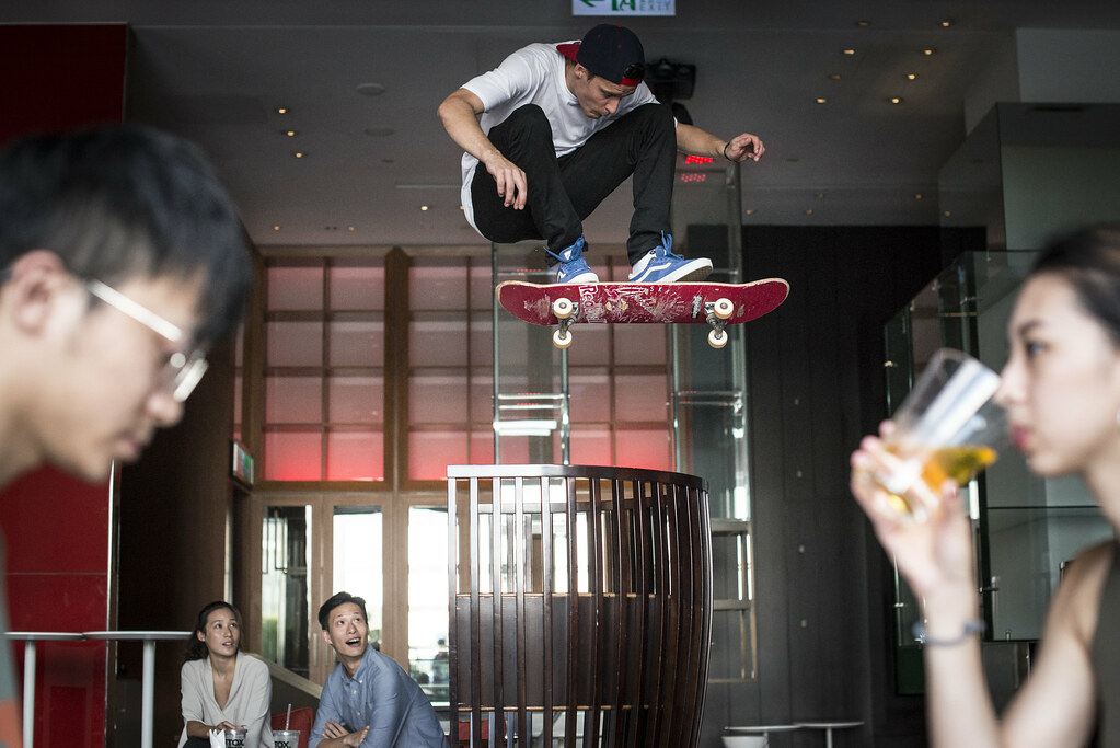 Maxim Habanec於Woobar大玩滑板，飛過酒吧高椅。（RED BULL提供）