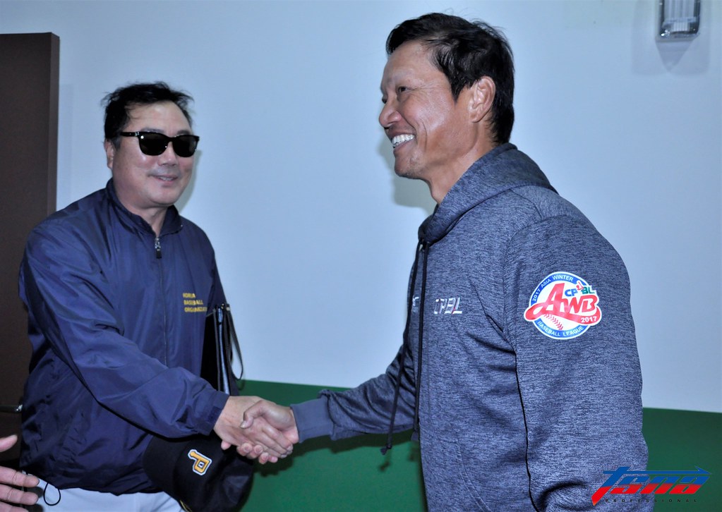 韓職聯隊總教練柳承安（圖左）向中職聯隊總教練林振賢致意。（張哲郢／攝）