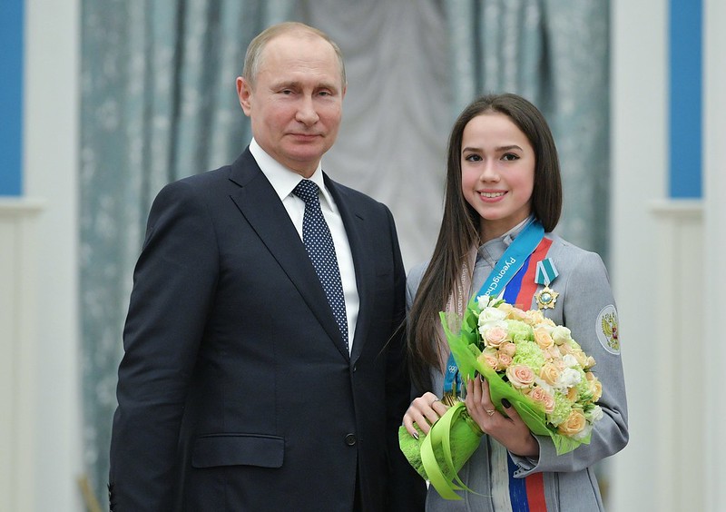 Vladimir Putin（左）頒獎給本屆冬奧花式滑冰女子個人金牌Alina Zagitova（右）。（達志影像）