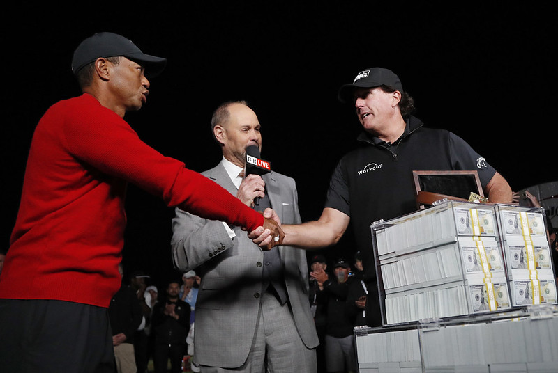 Phil Mickelson（圖右）擊敗Tiger Woods贏得900萬美元大獎。（達志影像）