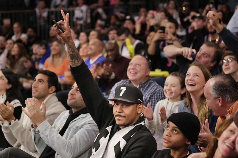 Carmelo Anthony舉手接受紐約球迷的歡呼致意。（達志影像）
