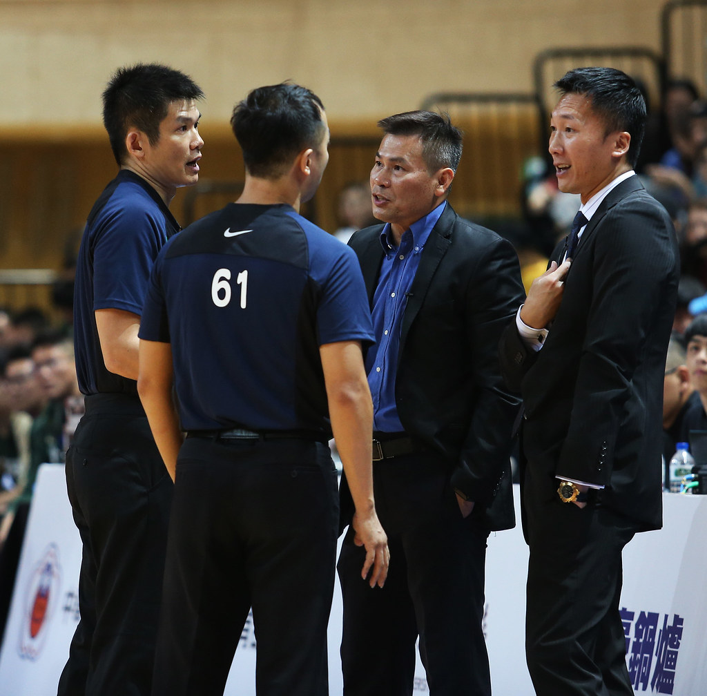 台啤總教練周俊三（右二）與富邦勇士總教練許晉哲與裁判討論。（籃協提供）