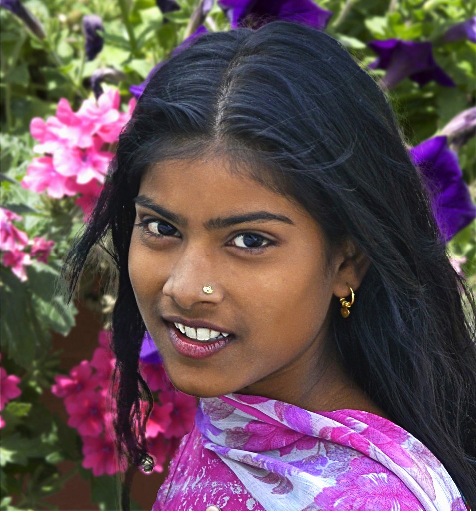 Indian girl saying bade rahe