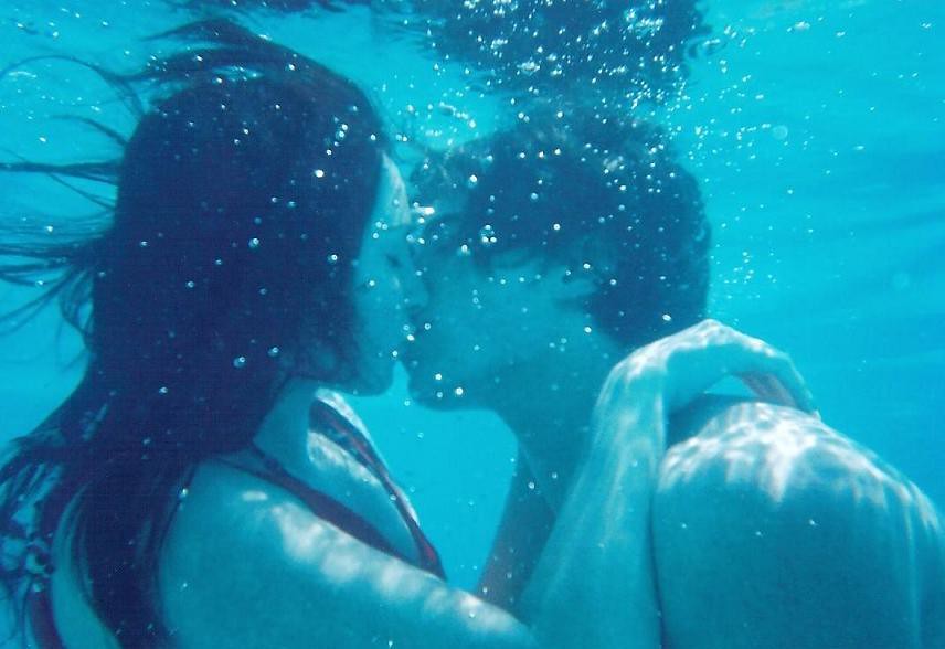 Озабоченный парень и баба занимаются сексом прямо в воде бассейна