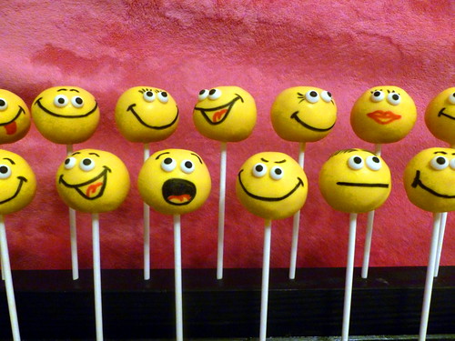 Smiley Face Cake Pops | These cake pops are sure to put a sm… | Flickr
