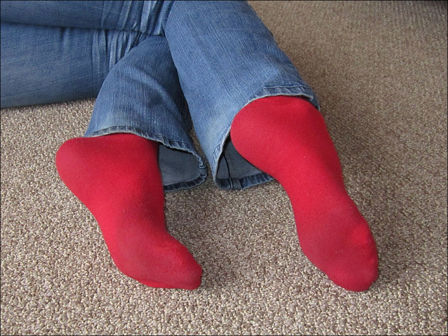 Брюнетка с красном помадой делает футджоб в белых носках
