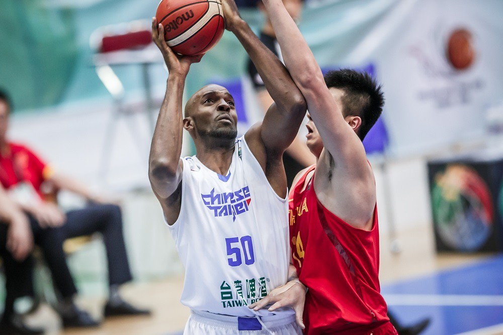 戴維斯(左)是中華隊今天對中國唯一得分雙位數的球員。(FIBA提供)