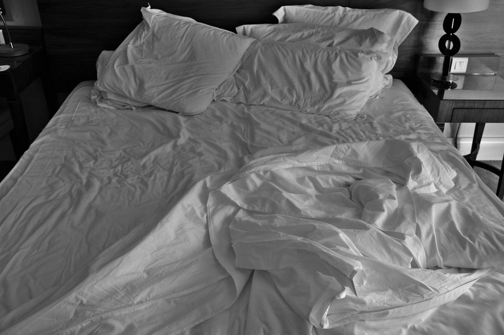 Азиатку Aiko Kondo жестко порют на белоснежной кровати
