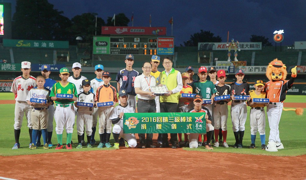 統一獅捐贈球具回饋台南三級棒球。(統一獅提供)