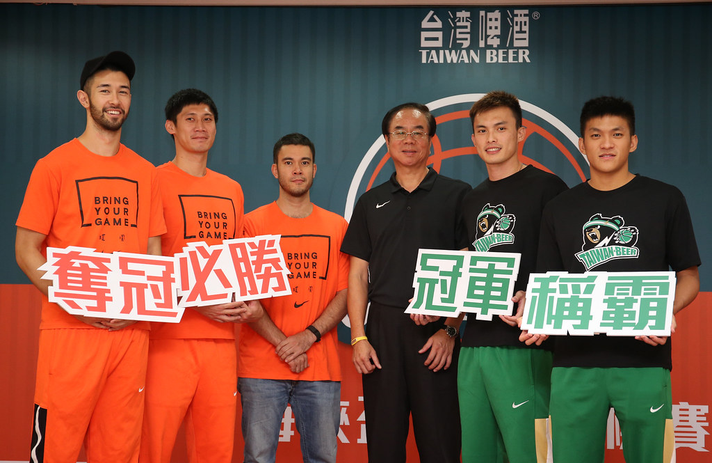 簡浩(圖左起)、林金榜、麥班達、劉華林、呂奇旻與于煥亞。(中華民國籃球協會提供)