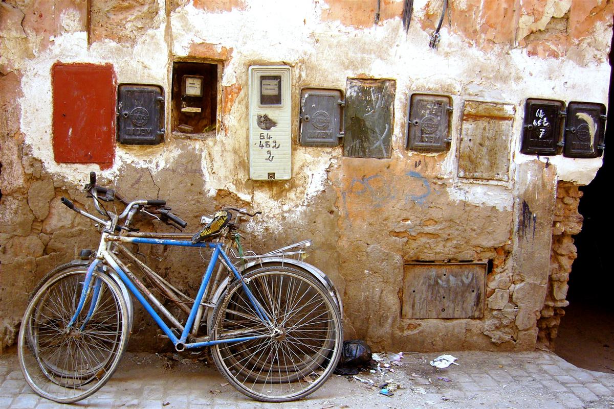 Vélos et compteurs électriques à Marrakech en direction de la porte Doukkala - Photo d'Alexandre Baron
