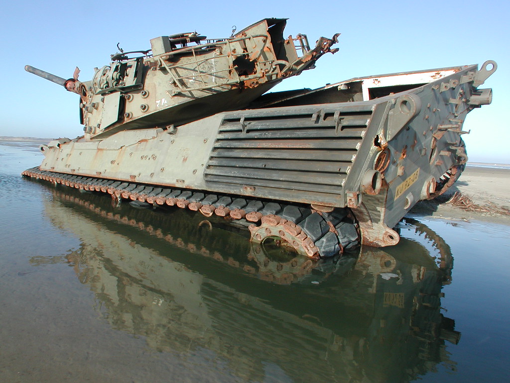 Танк утонул. Танковый полигон во Влиланде Нидерланды. Заброшенный танк. Заброшенные танки. Танковый полигон.