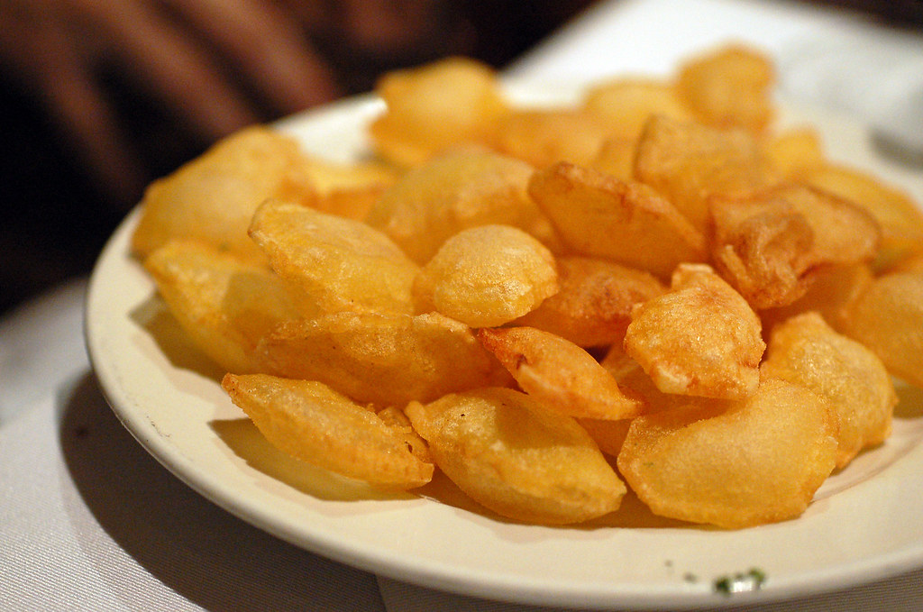 Похоже на чипсы. Картофельные чипсы на мангале. Картофельные чипсы на шпажках. Картофельные чипсы на костре. Картофель на шпажках в микроволновке.
