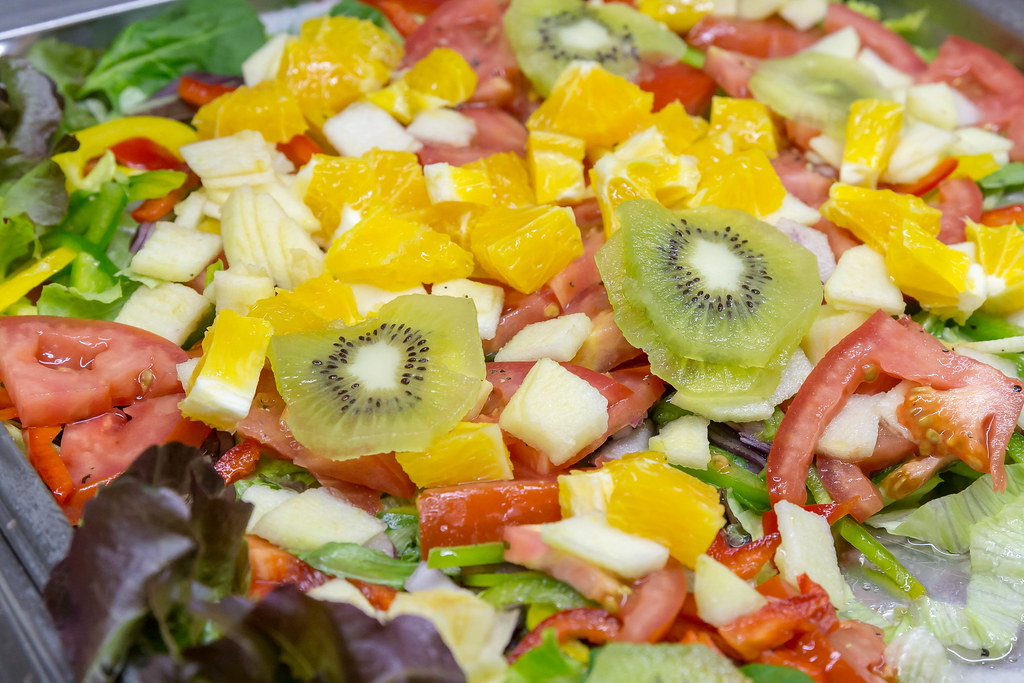 Gemischter Salat mit Früchten und Gemüse - Kiwi, Orangen, Apfel ...