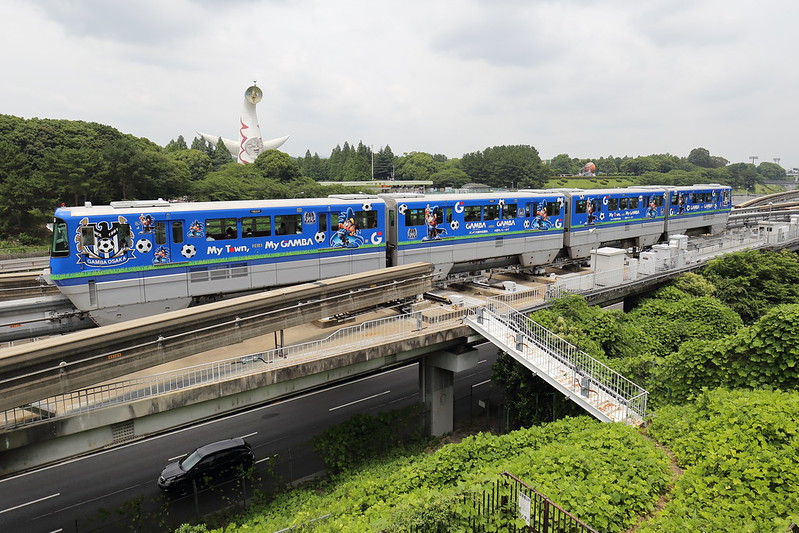 Osaka Monorail wearing GAMBA Osaka wrapping (4)