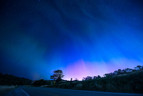 Northern Lights in the south! Taken all the way down in Palo Alto, CA (latitude: 37.468) [OS] [2000x1335]