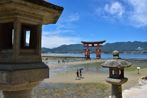 燈籠と鳥居　厳島神社　宮島　広島