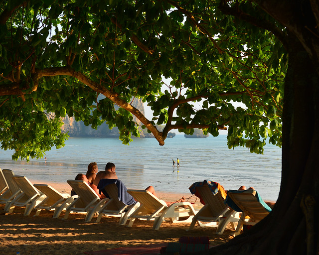 Atardecer en tumbonas en la playa de Ao Nang, en Tailandia