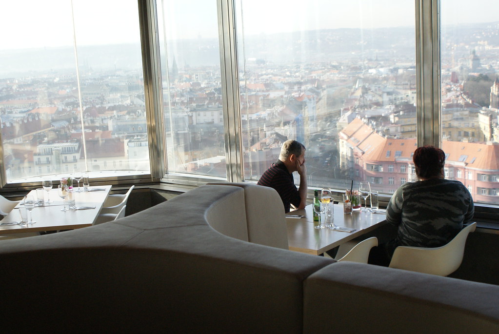 Vue panoramique depuis le restaurant / bar de la tour de Zizkov à Prague. 