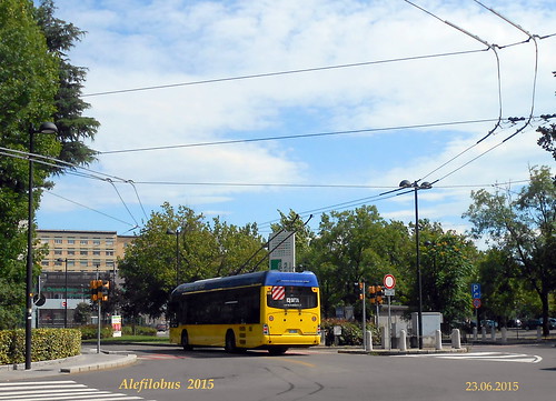 filobus Neoplan n°05 nel viale di accesso al Policlinico - linea 7