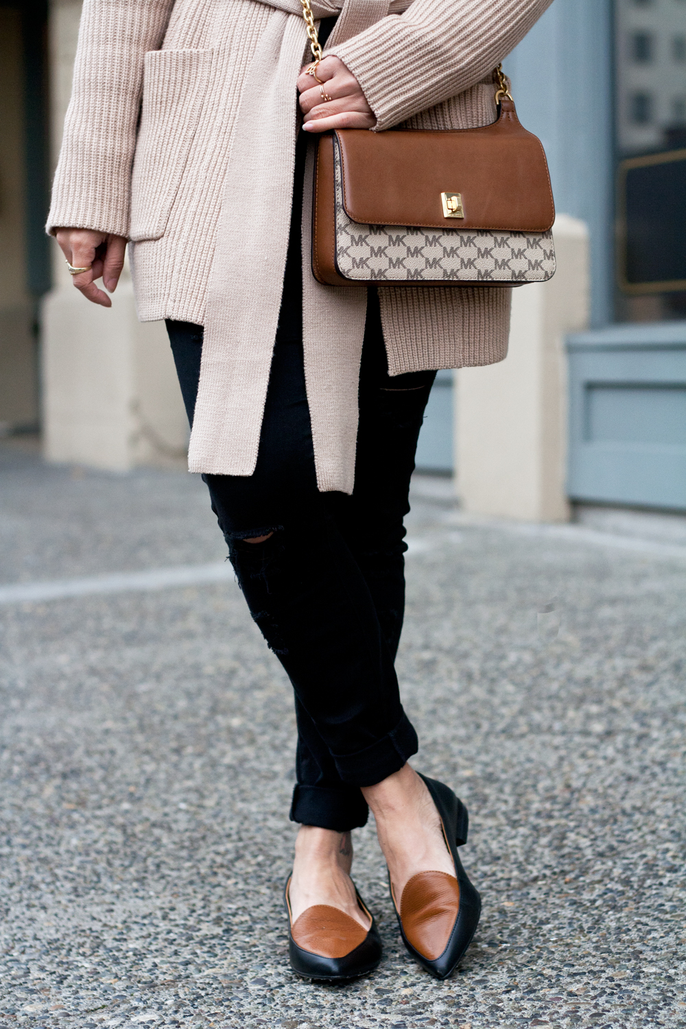 08michaelkors-bag-amourvert-knit-sweater-everlane-loafers-travel-style-fashion