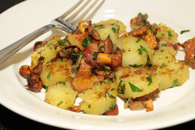 Gebakken aardappeltjes met cantharellen en spek...