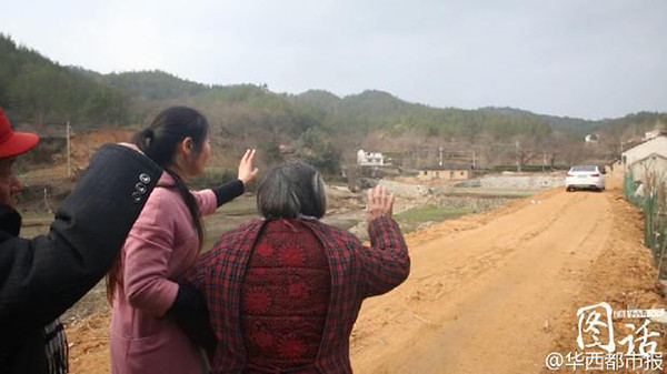Sichuan police 19 years without home, back before the Spring Festival in Hubei province to visit relatives with mother cry