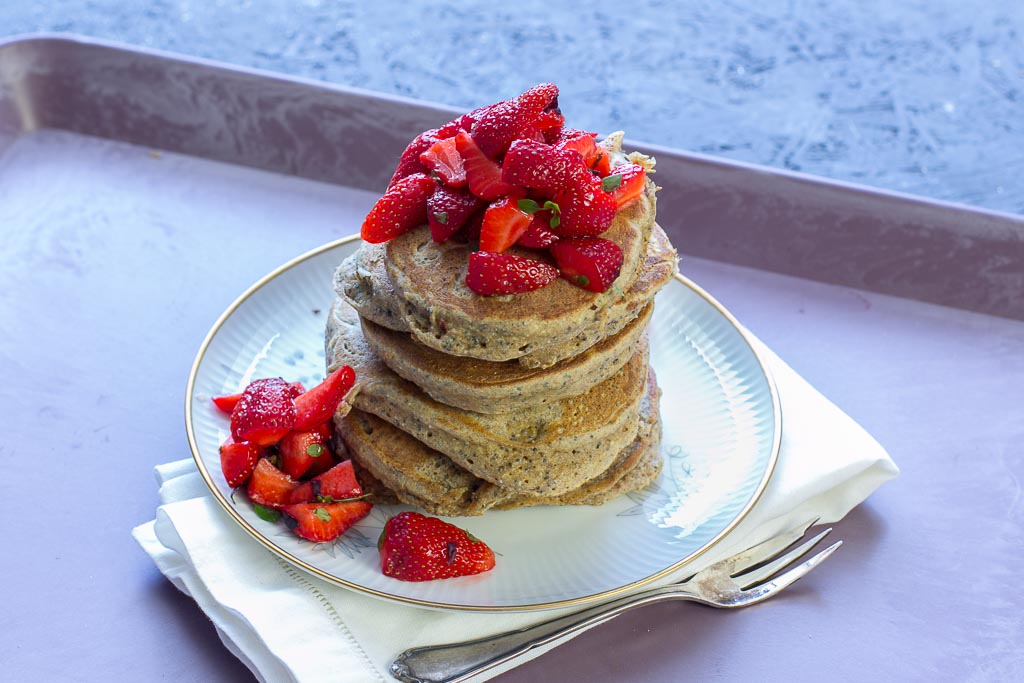 Buchweizen Mohn Pancakes mit Balsamico Erdbeeren