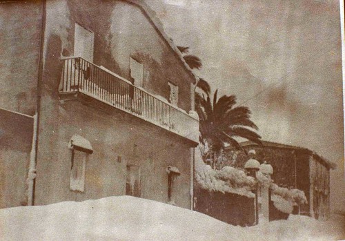Imatge del carrer de Ramon Boy de Torroella de Montgrí (20 m) el 25 de gener de 1947, amb un gruix de neu al voltant dels 50 cm (obre foto gran)