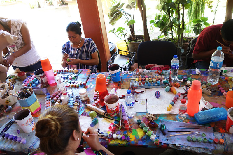 At this table, *alebrijes* makers train to gather experience.